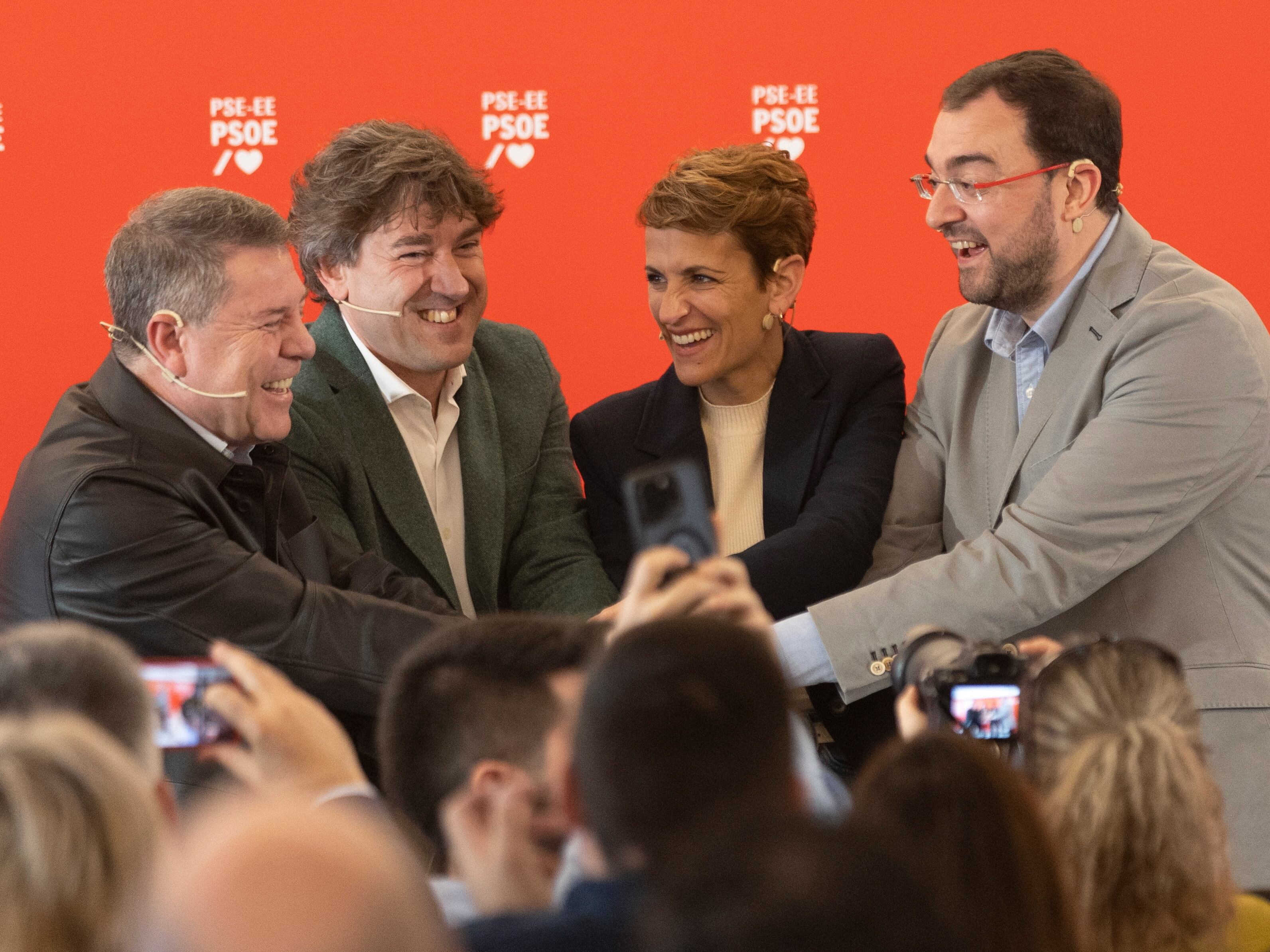 El candidato del PSE a lehendakari, Eneko Andueza (2i), junto a los presidentes autonómicos socialistas, Emiliano García-Page (i), María Chivite (2d), y Adrián Barbón (d), durante un encuentro celebrado este sábado en San Sebastián.