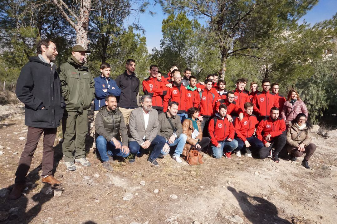 En esta actuación han participado 22 alumnos del CEIP Valle de Elda, que se han encargado de asegurar la zona