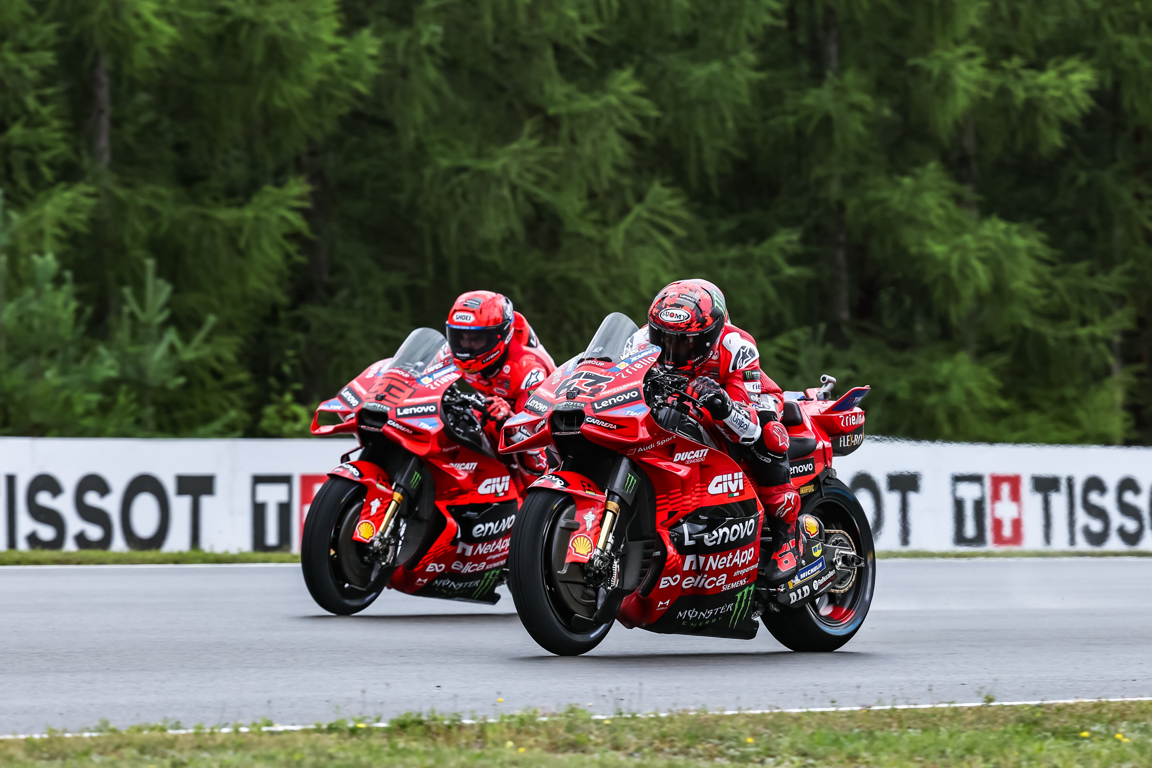 Marc Márquez y 'Pecco' Bagnaia, durante el GP de la República Checa 2025