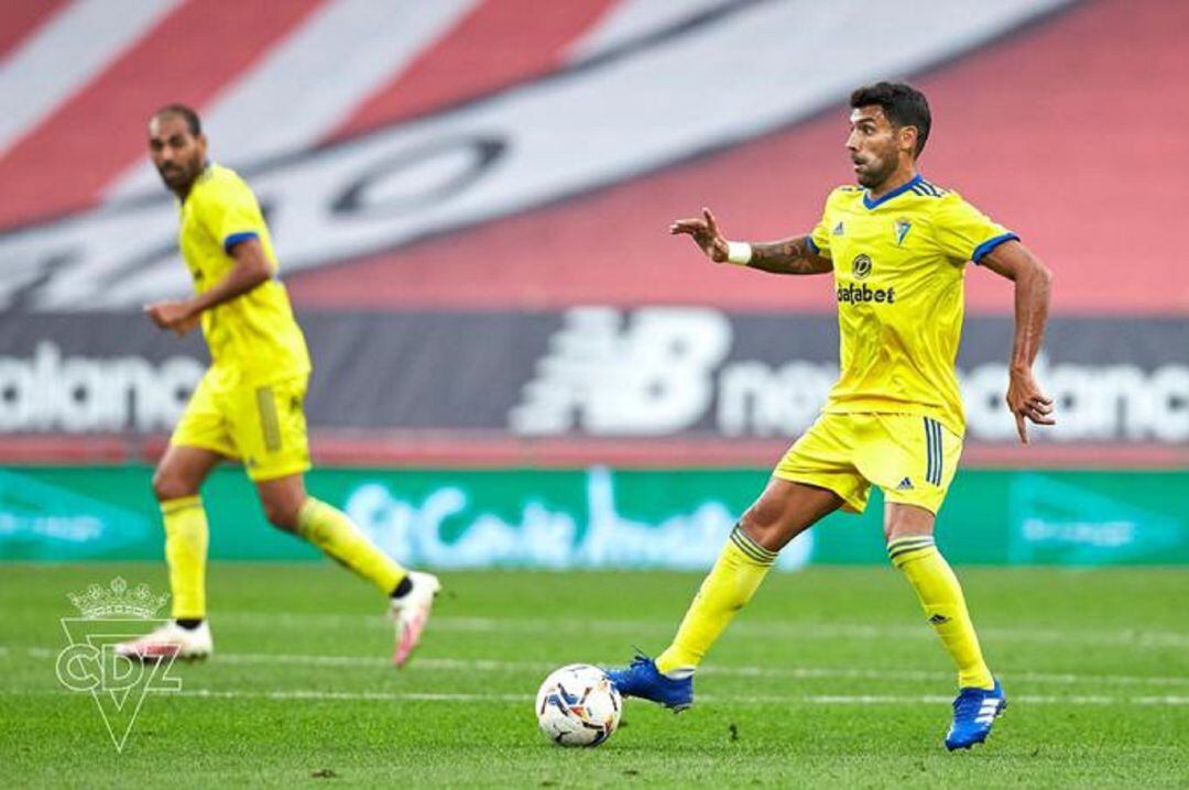 Augusto Fernández controla la pelota durante un partido ante el Athletic