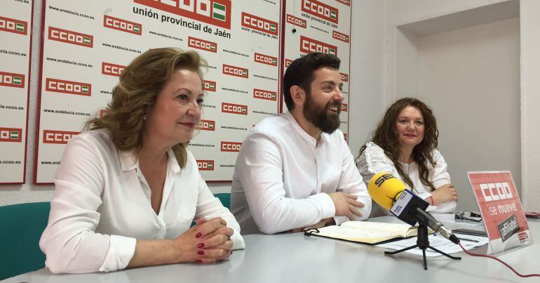 El secretario general de CCOO Jaén, Francisco Cantero, junto a otras responsables del sindicato.