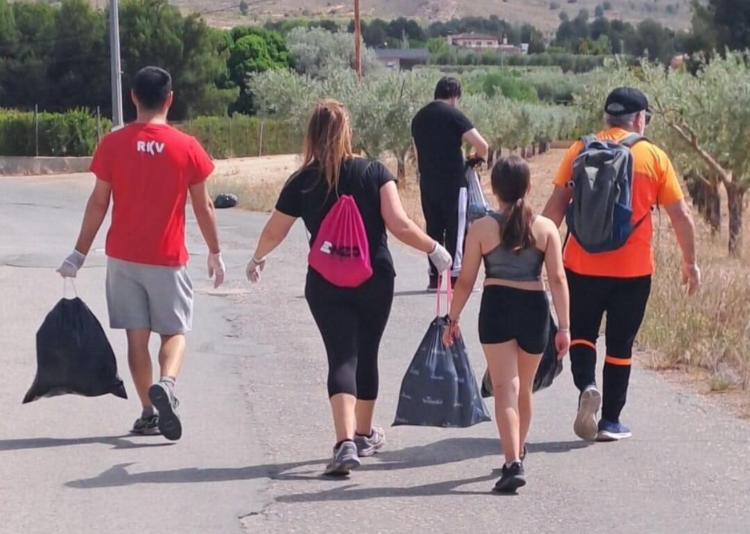 Algunas de las personas que participaron en la jornada de limpieza de &quot;basuraleza&quot; en yecla