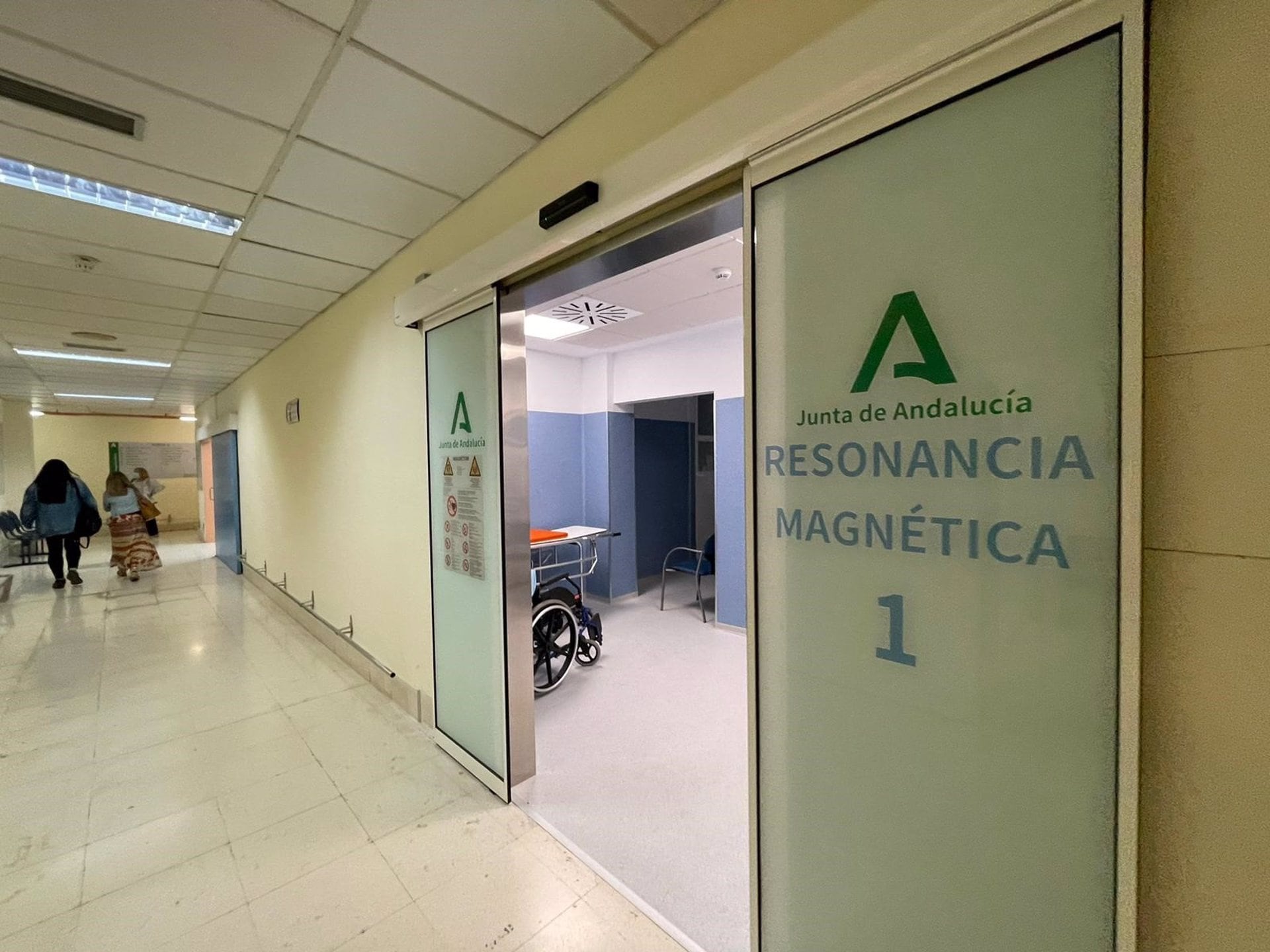 El nuevo equipo de resonancia magnética del Hospital Virgen de la Victoria comienza a funcionar.