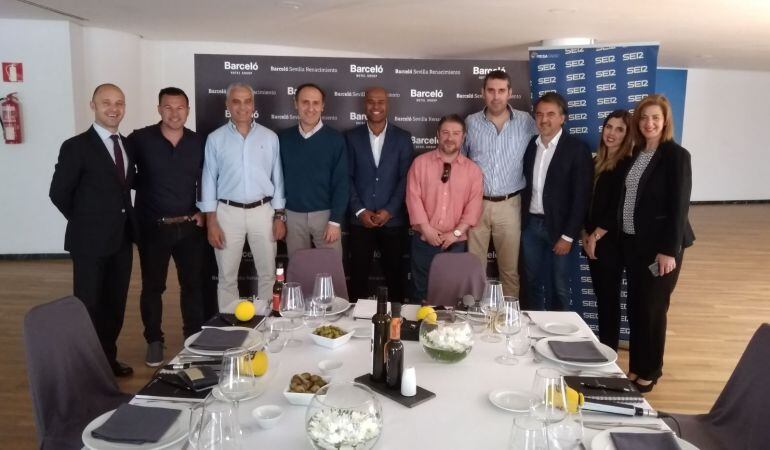 De izquierda a derecha, Marcos Otero, director del Hotel Barceló Renacimiento; Antoñito, Miguel Valenzuela, Santi Ortega, Marcos Assunção, Fran Ronquillo, Florencio Ordóñez, Antonio Barrera, manager de futbolistas; Genma Casas, subdirectora del Barceló Re