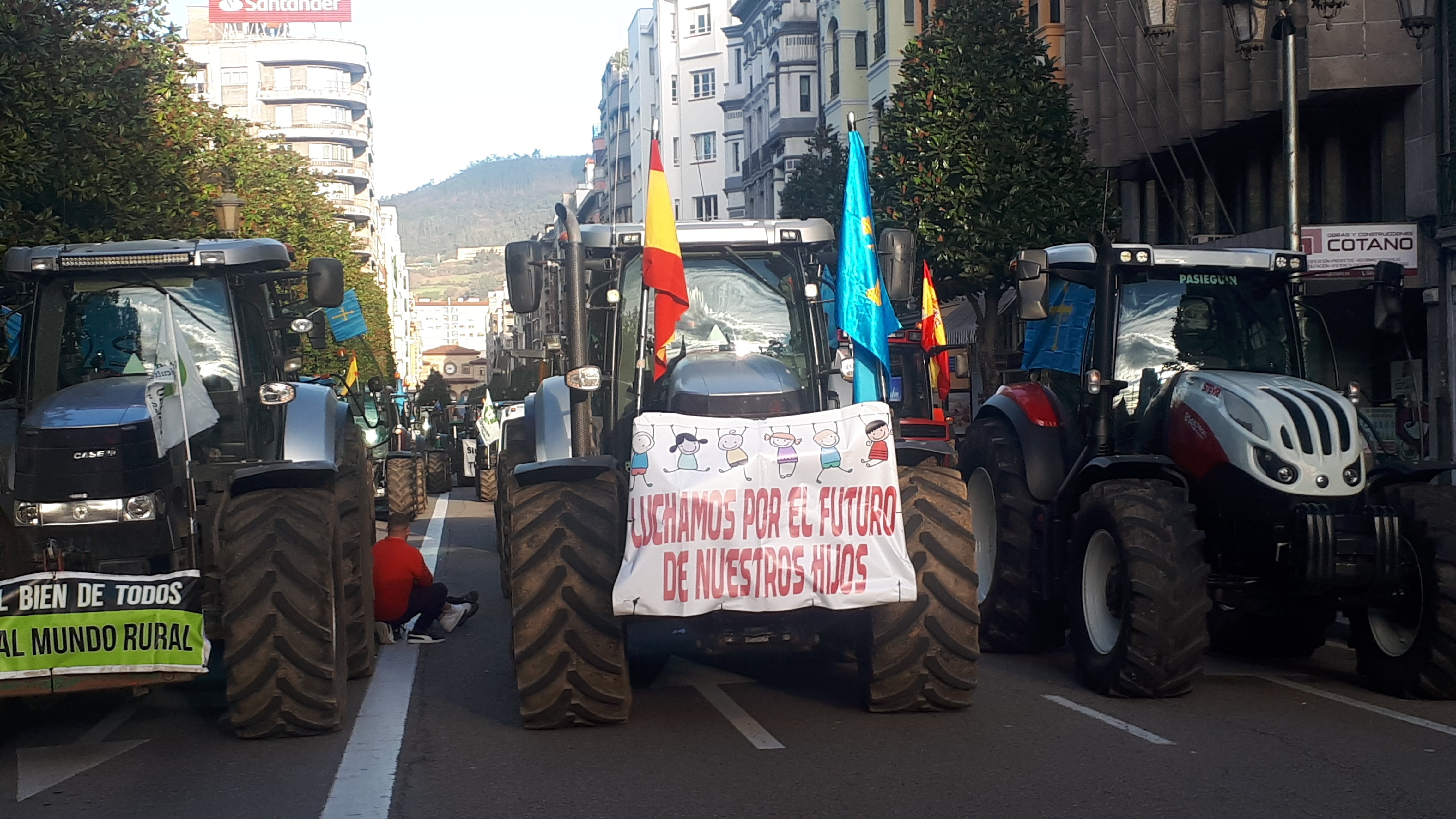 Los tractores han pasado la noche en plena calle Uría y no se moverán hasta que el consejero de Medio Rural reciba a los portavoces de los ganaderos.