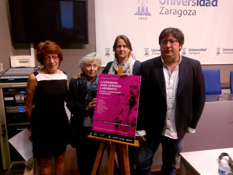 De izquierda a derecha: Concha Lomba (Universidad de Zaragoza), Juana de Grandes (viuda de Labordeta), Paula Labordeta (Hija) y Antonio Ibañez (Coordinador del Congreso), durante el acto de presentación.