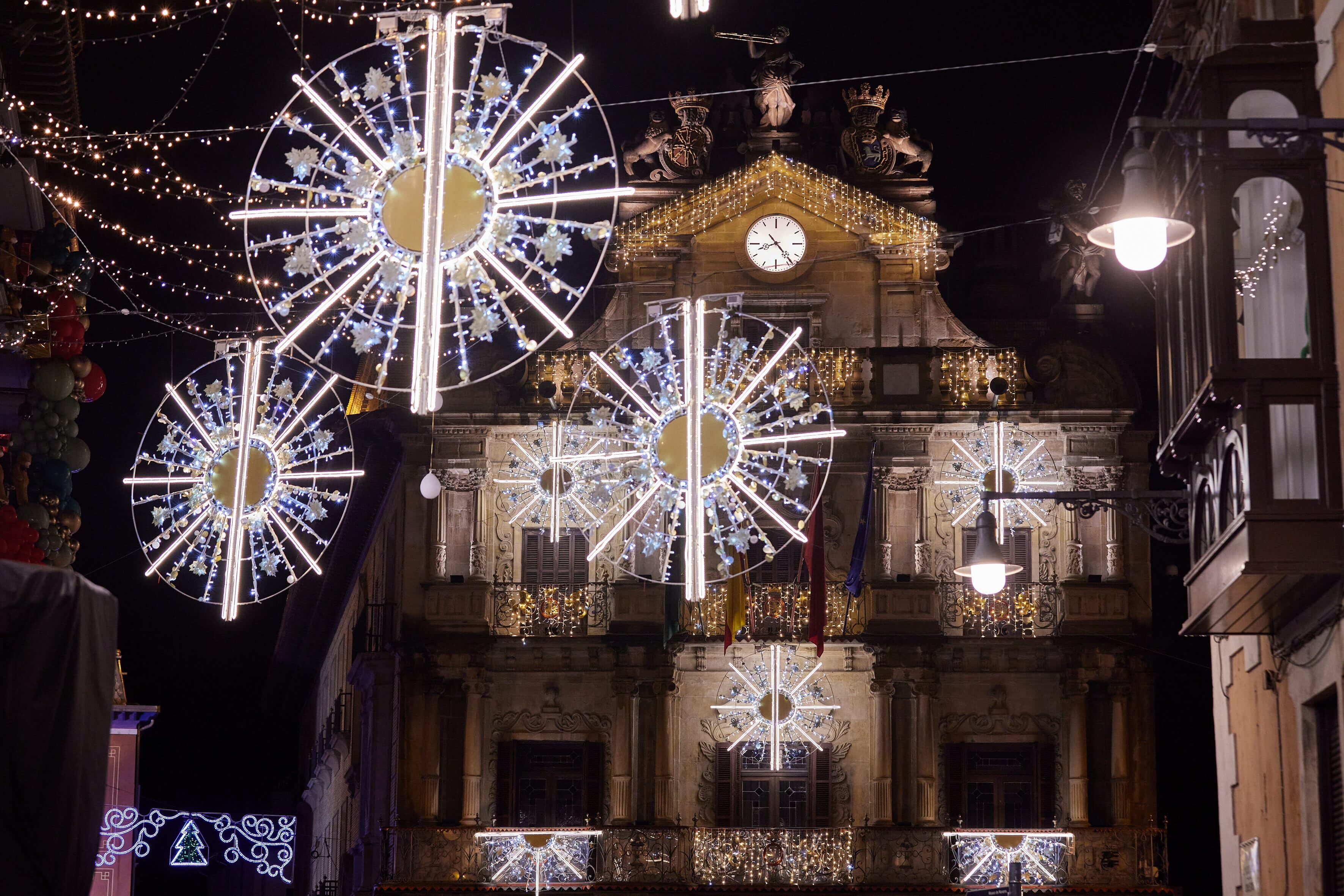 Pamplona ilumina calles, fachadas, luminarias y plazas de todos los barrios con miles de luces led en forma de arcos, estampas, espacios creativos y estructuras de superficie