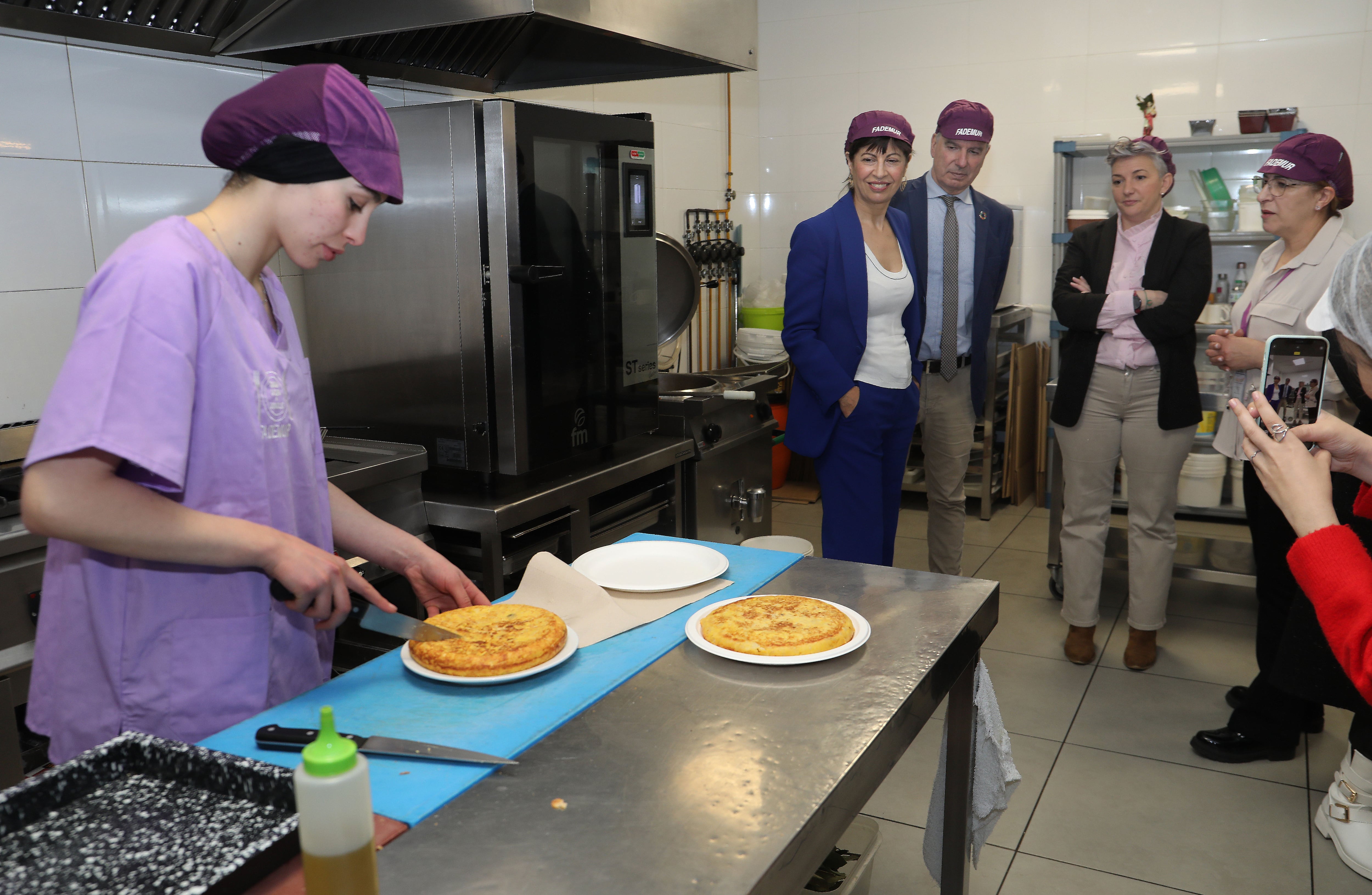 La ministra de Igualdad, Ana Redondo visita la cooperativa Lovepamur en Saldaña (Palencia) junto a la presidenta de FADEMUR Castilla y León , Loreto Fernández