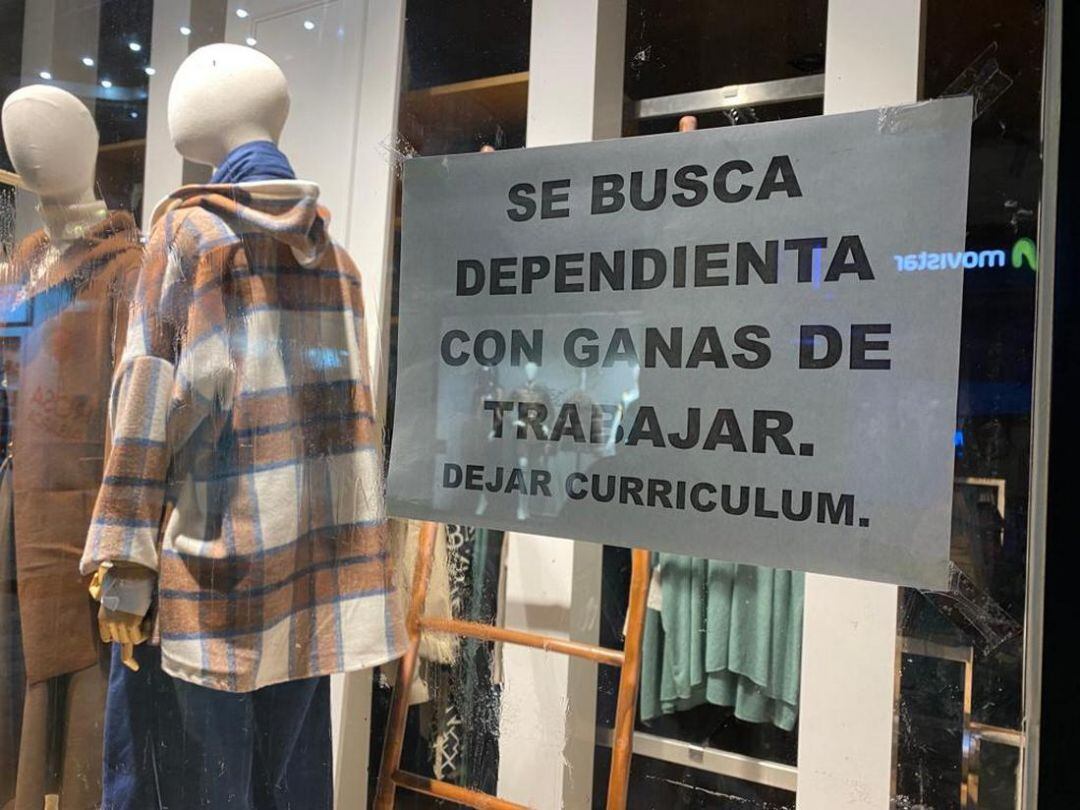 Cartel en una tienda de la calle Mayor de Gandia que busca personal 