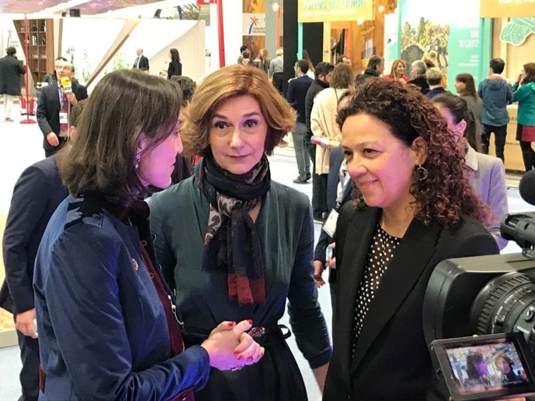 (I-D) La ministra de Industria, Comercio y Turismo, Reyes Maroto, la  secretaria de Estado de Turismo, Bel Oliver,  y la presidenta del Consell de Mallorca, Catalina Cladera, en Fitur.