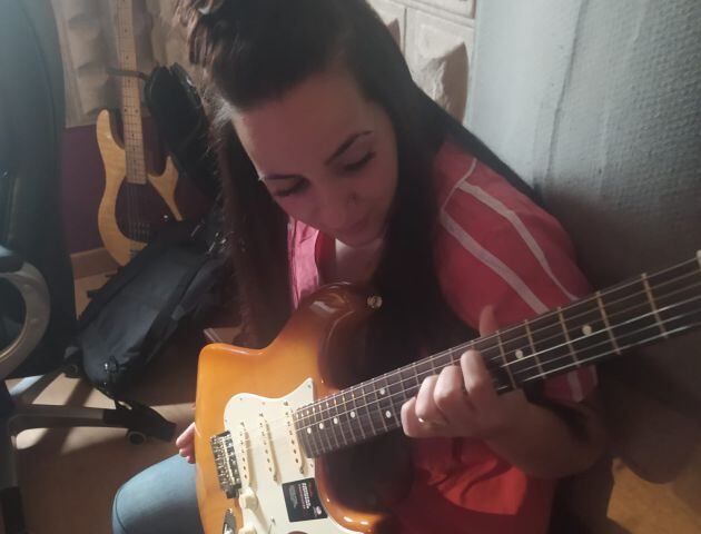 Carmen Hernández ensayando con una guitarra eléctrica