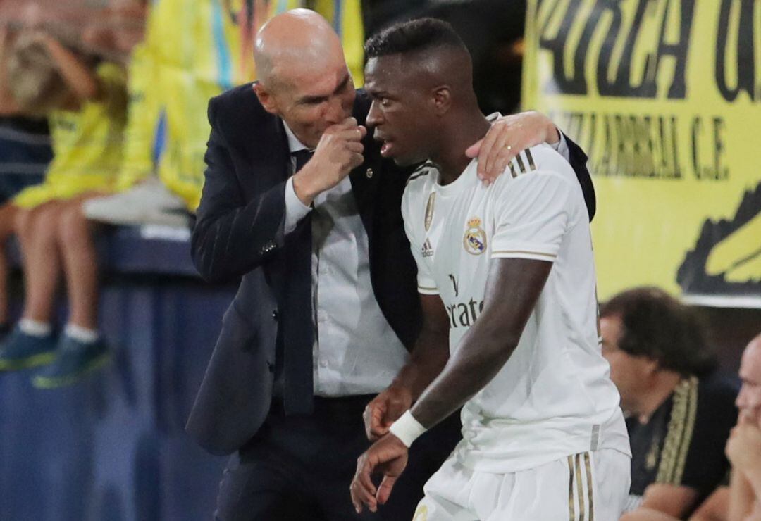 Zidane y Vinicius, en el partido del Madrid en Villarreal.