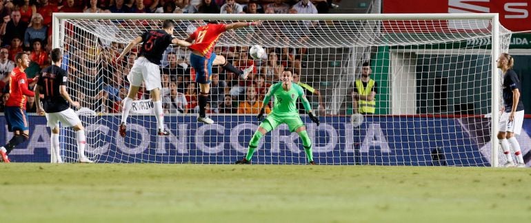 El jugador de la selección española, Saul Ñiguez marca el primer gol de España ante Croacia