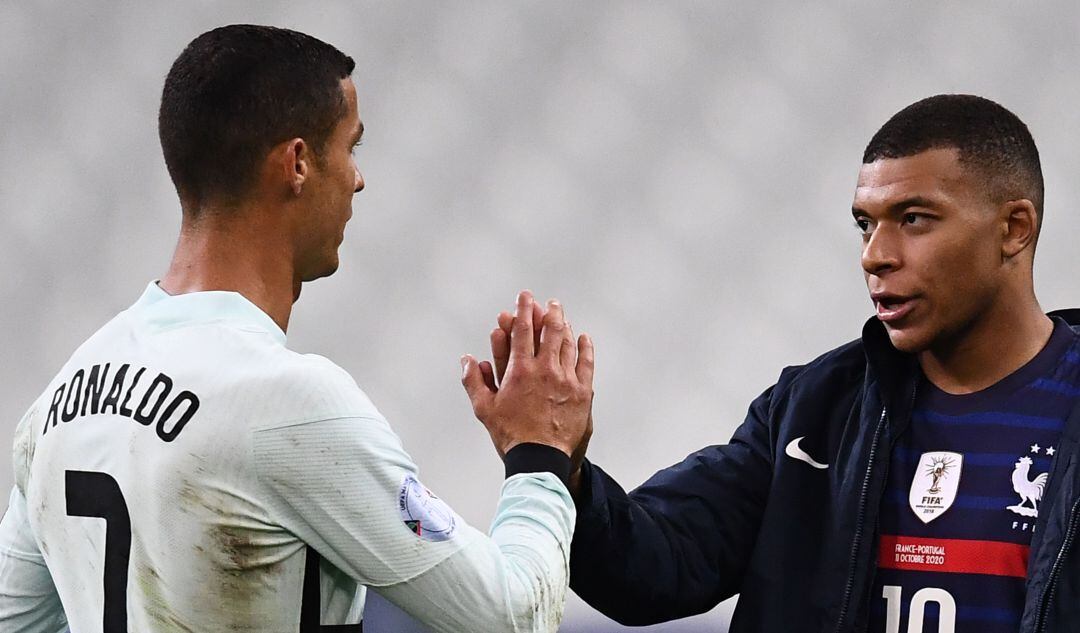 Mbappé y Cristiano Ronaldo se saludan en el Francia - Portugal de la Liga de Naciones, el pasado 11 de octubre