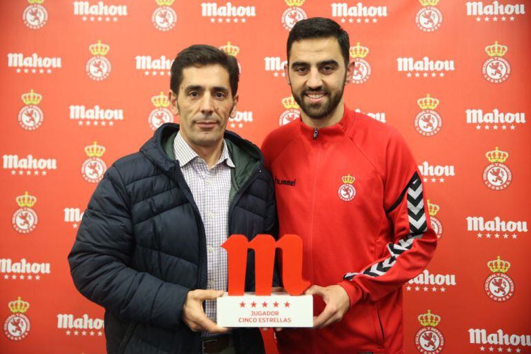 Viti recibe de los responsables de Mahou el premio al mejor juagdor del mes