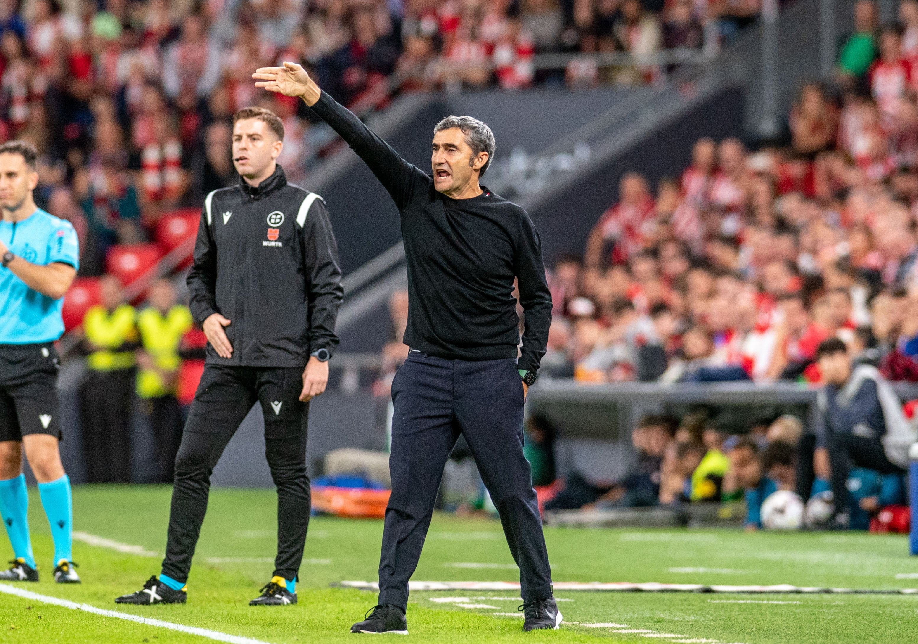 GRAF3279. BILBAO, 30/10/2022.- El entrenador del Athletic Club, Ernesto Valverde, durante el partido de Liga en Primera División ante el Villarreal que disputan este domingo en el estadio de San Mamés, en Bilbao. EFE/Javier Zorrilla
