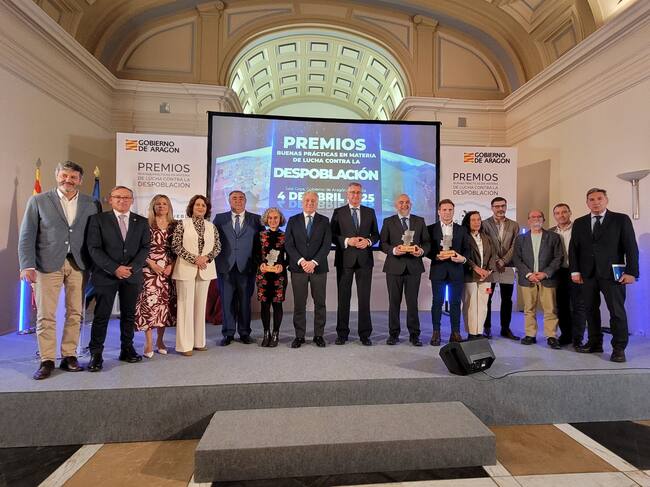 Foto de familia de autoridades y galardonados con el 'Premio a las buenas prácticas en materia de despoblación