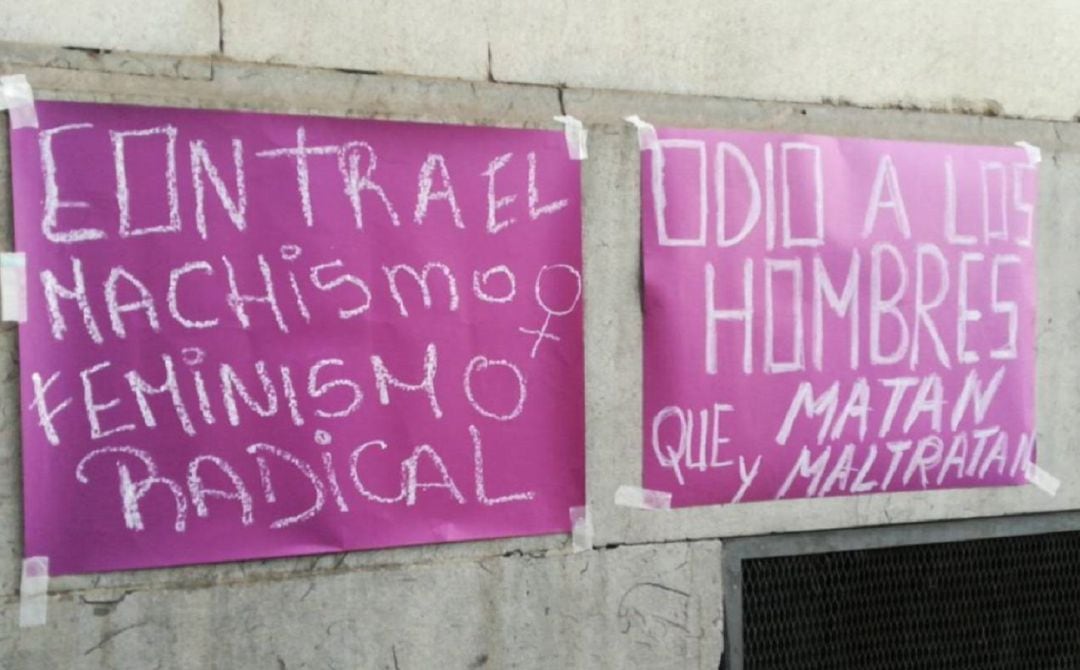 Carteles colocados durante una concentración feminista