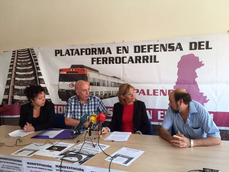 Integrantes de la Plataforma en Defensa del Ferrocarril, entre ellos la Alcaldesa de Vanta de Baños, Rosa Juanes, (tercera por la izquierda). 