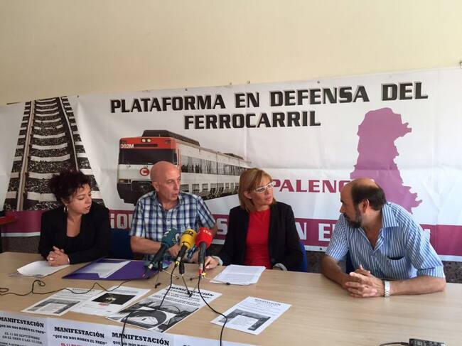 Integrantes de la Plataforma en Defensa del Ferrocarril, entre ellos la Alcaldesa de Vanta de Baños, Rosa Juanes, (tercera por la izquierda).