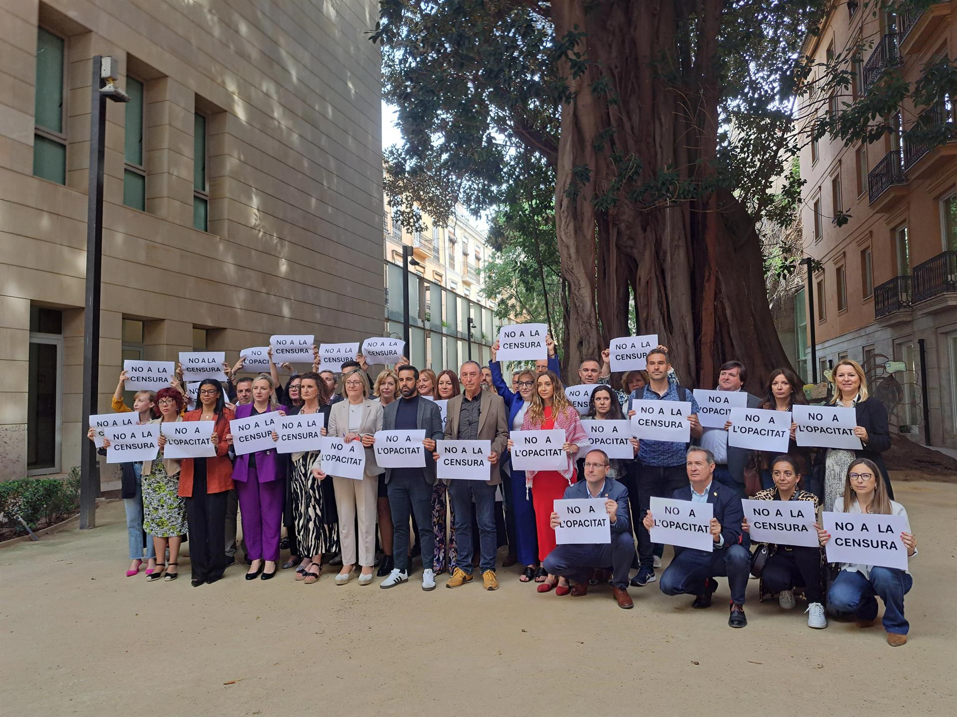 PSPV y Compromís protestan en el ficus de Les Corts