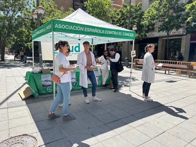 Mesa informativa de AECC en Huesca instalada en el Día Mundial Sin Tabaco