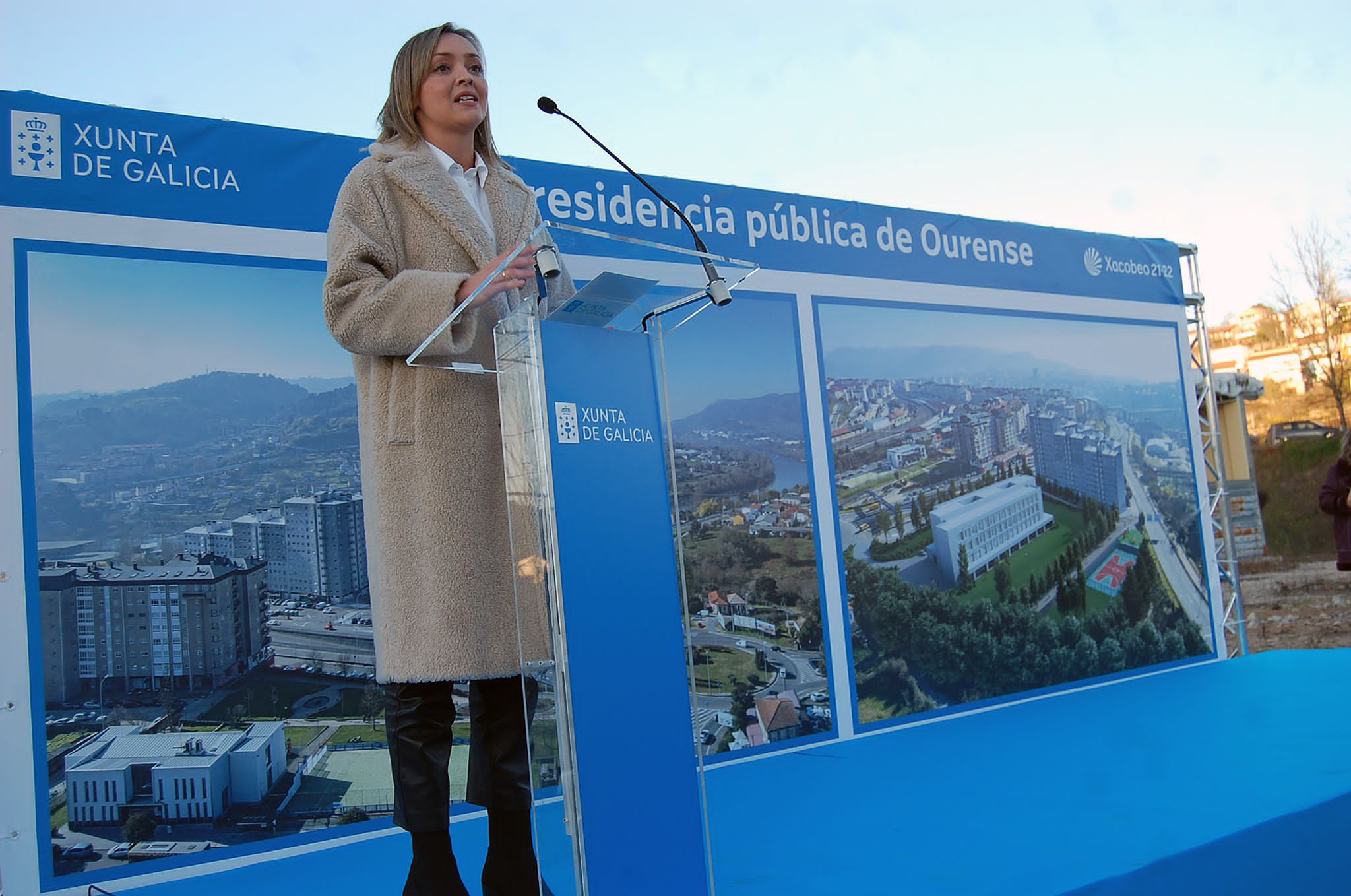 La conselleira de Política Social presenta en un acto ante los vecinos el proyecto de residencia de mayores de O Pino