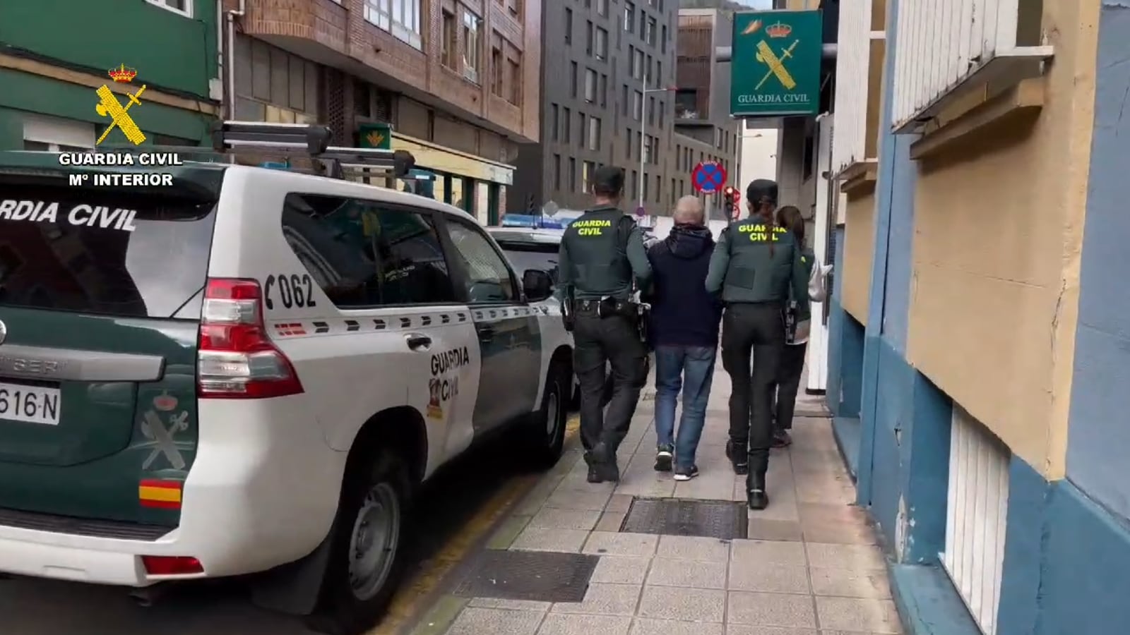 Imagen del traslado del detenido facilitada por la Guardia Civil.