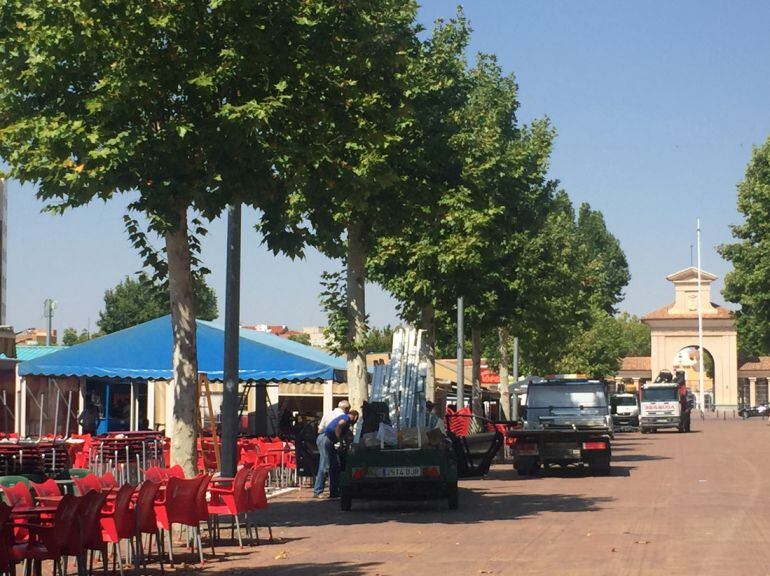 Comienza la recogida de las tascas en el Paseo de la feria