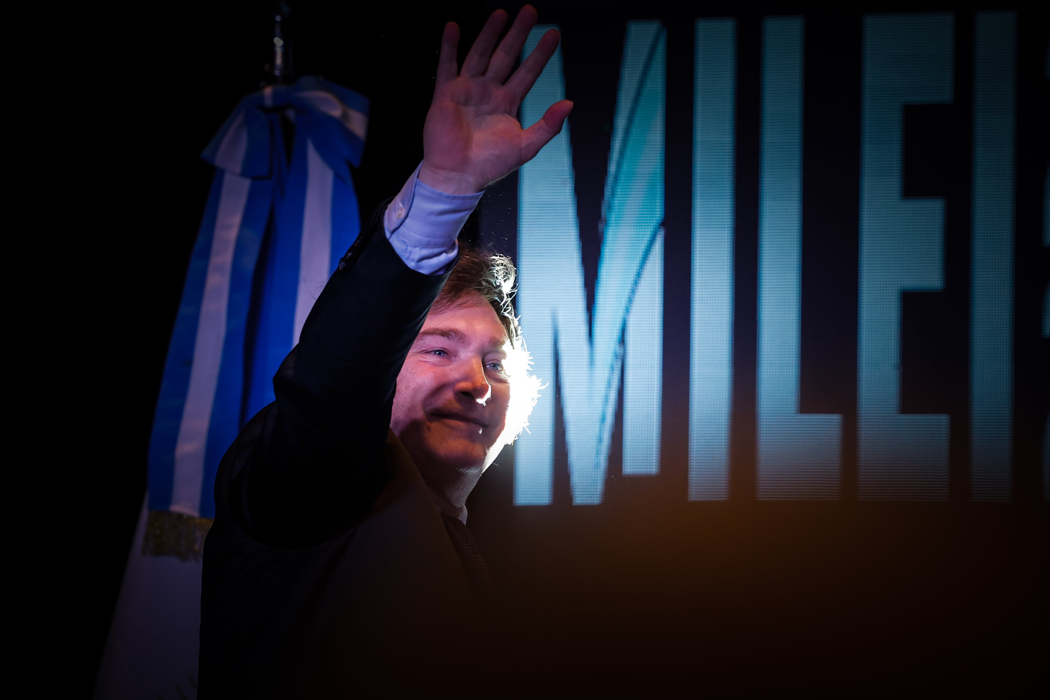 El presidente electo de Argentina, Javier Milei, saluda a los cientos de simpatizantes concentrados para escuchar su discurso, hoy, en Buenos Aires (Argentina).