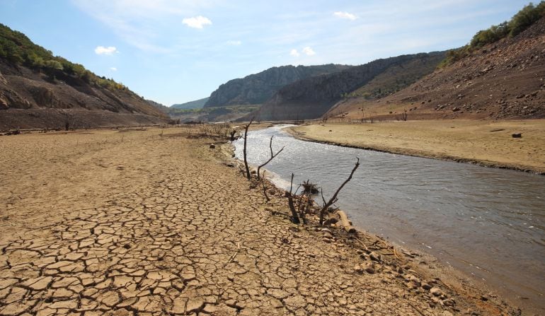 Imagen del pantano de Barrios de Luna en un periodo de nivel bajo