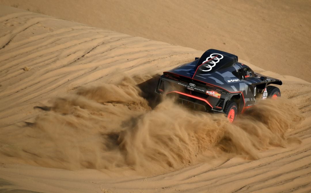 Carlos Sainz conduce con su Audi en la primera etapa del Dakar