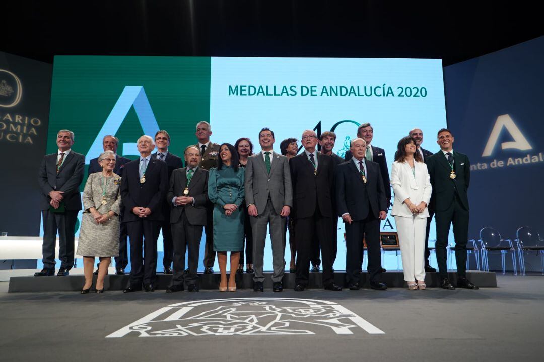 El presidente de la Junta y la presidenta del Parlamento, junto a los premiados con las medallas de Andalucía