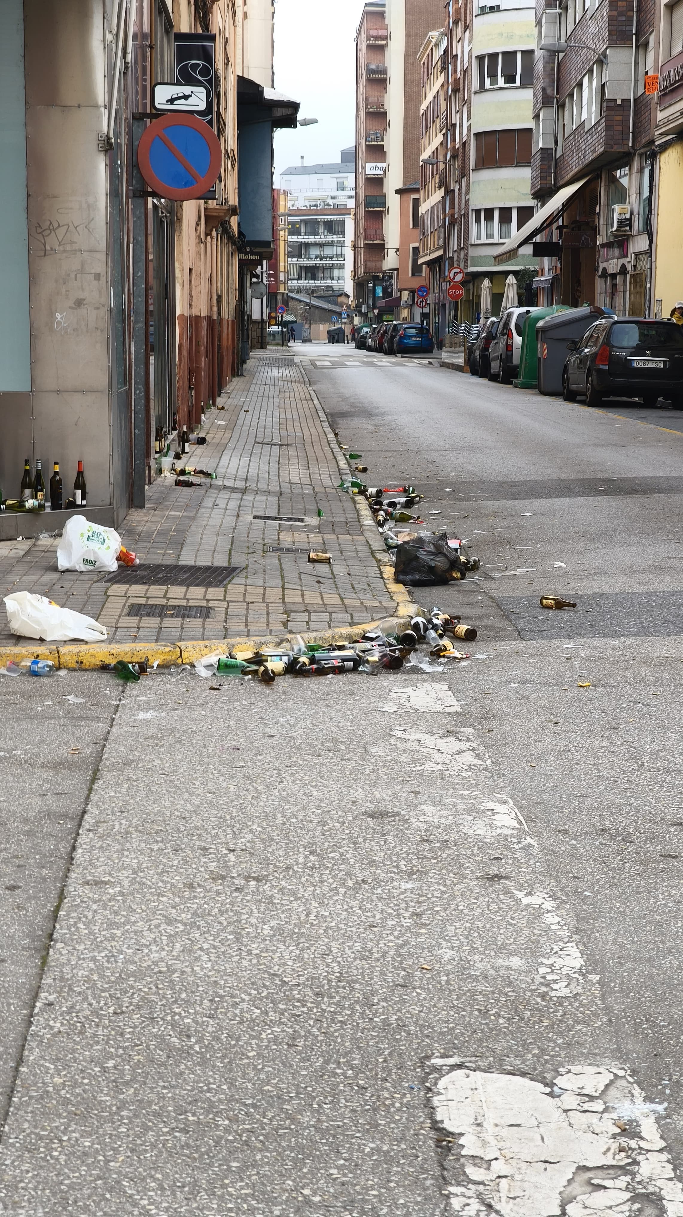 Basura en  las calles tras la Nochevieja en Ponferrada