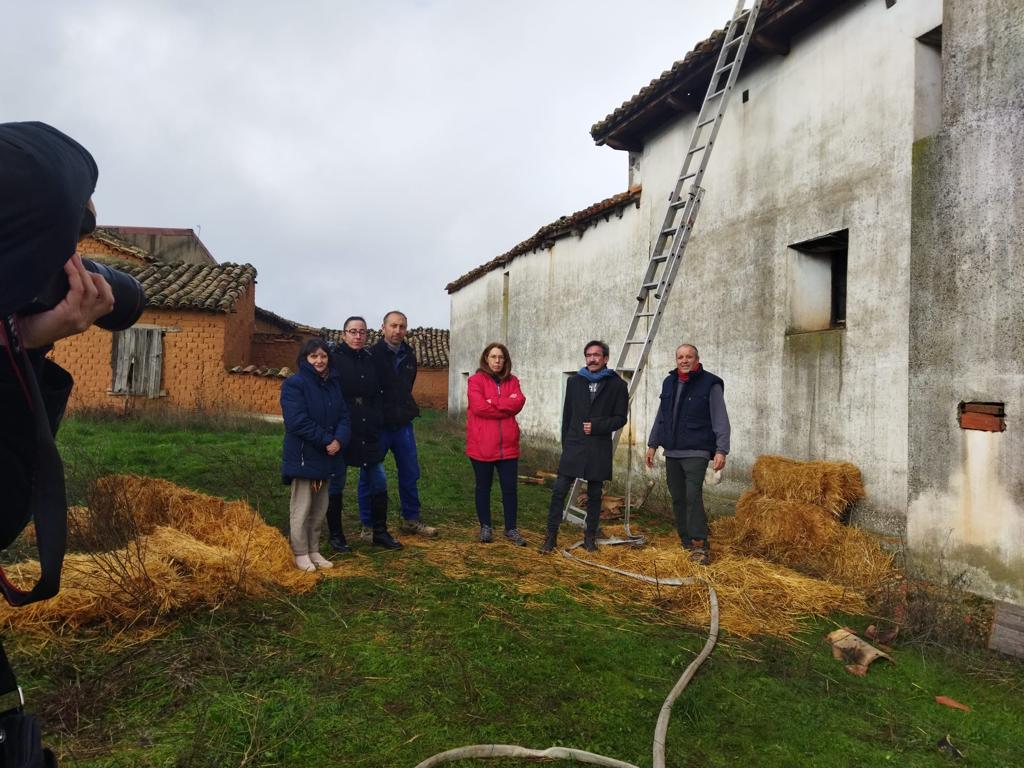 Vecinos de Villanueva de Odra el día de Navidad tras la noche del incendio