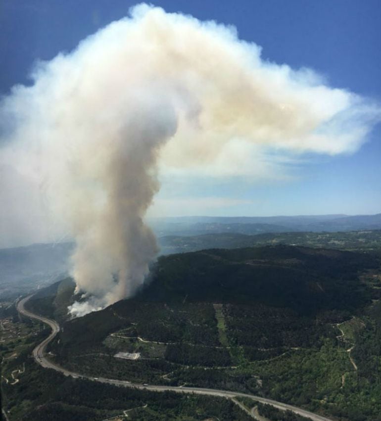 La columna de humo del incendio de Cenlle fue visible desde mucha distancia