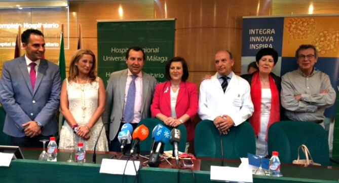 La Consejera de Salud María José Sánchez Rubio(en el centro) esta mañana en Carlos Haya