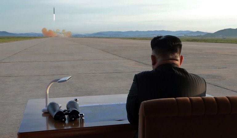 Fotografía de archivo sin fecha cedida el 16 de septiembre de 2017, por la Agencia Central de Noticias de Corea del Norte (KCNA), la agencia de noticias estatal de Corea del Norte, que muestra al líder norcoreano Kim Jong Un (d), mientras guía el lanzamie