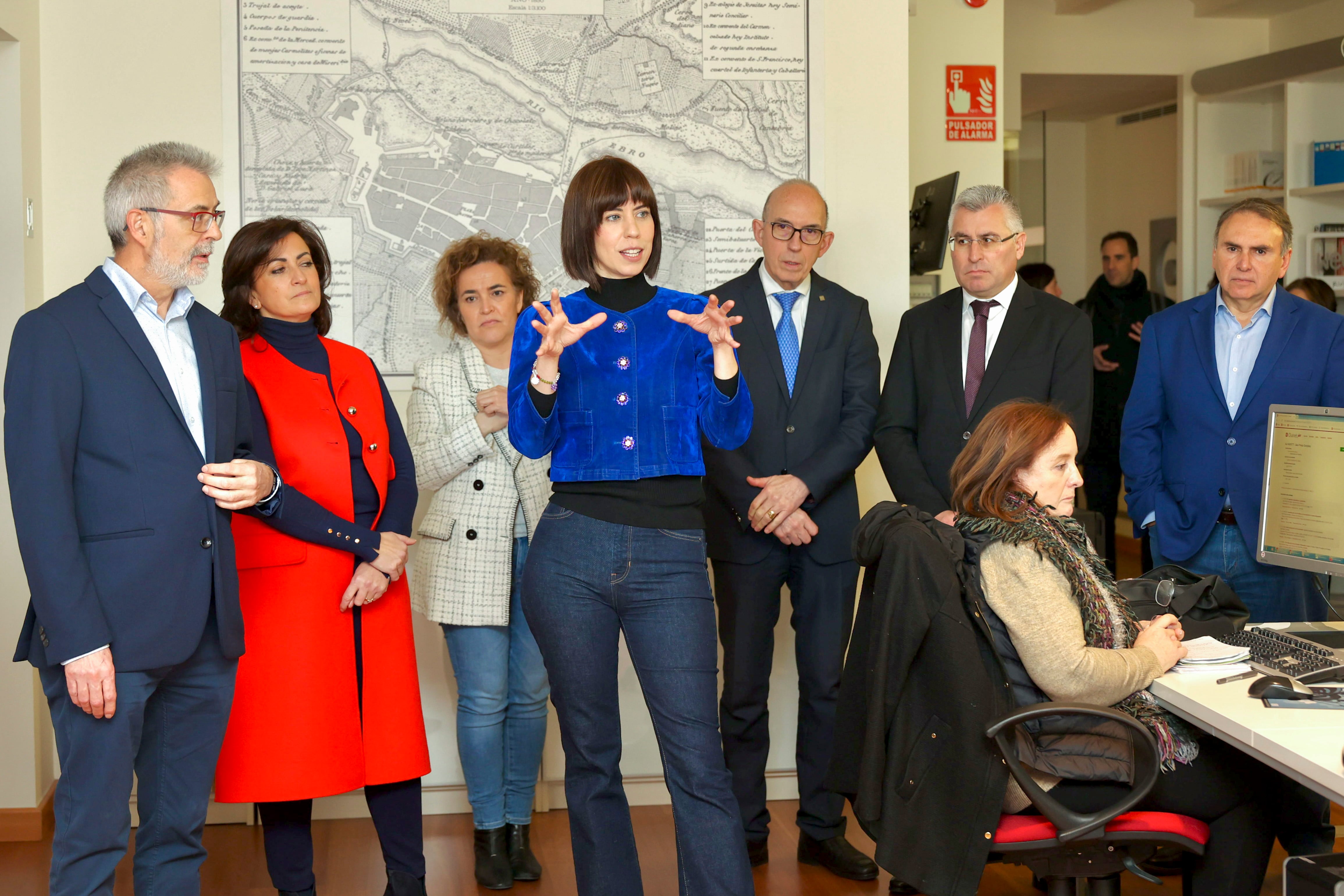 LOGROÑO, 17/02/2023.- La ministra de Ciencia e Innovación, Diana Morant (c), la presidenta del Gobierno riojano, Concha Andreu (2i), y el rector de la Universidad de La Rioja, Juan Carlos Ayala (3d), visitan este viernes la Fundación Dialnet, en Logroño. EFE/Raquel Manzanares
