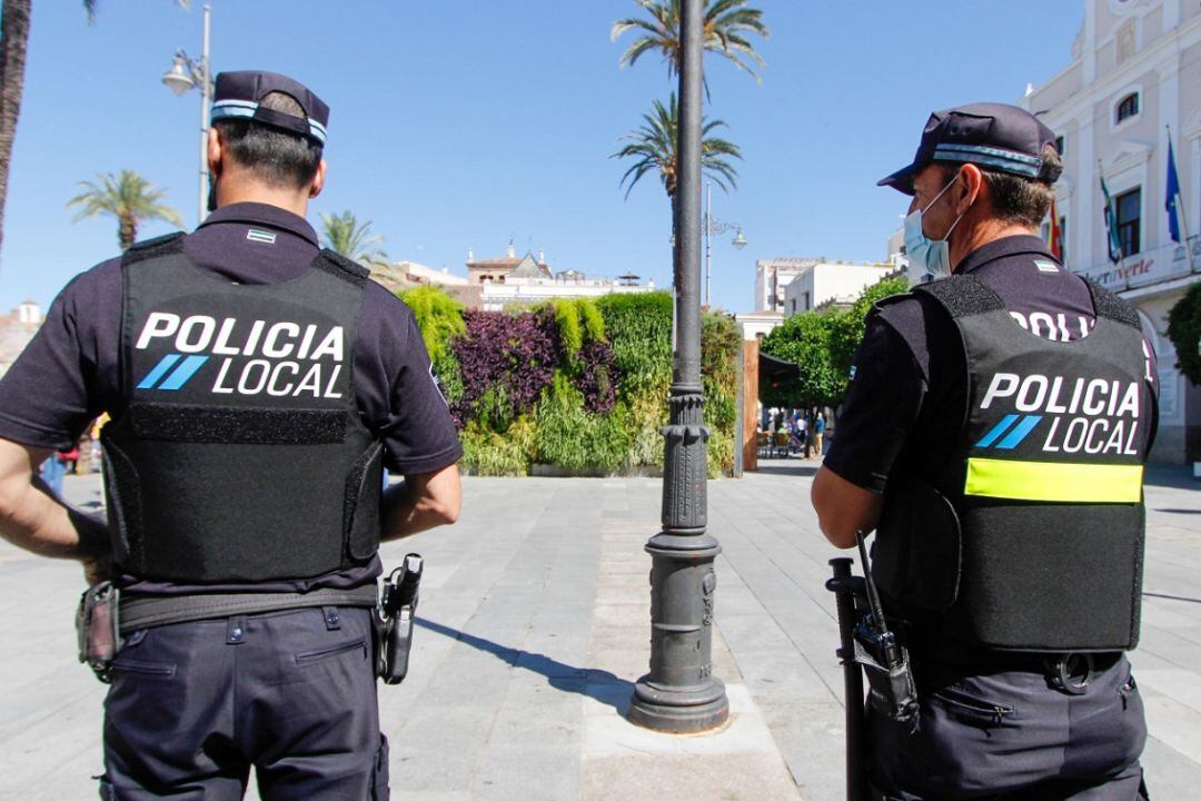 Dos agentes de la Policía Local de Mérida