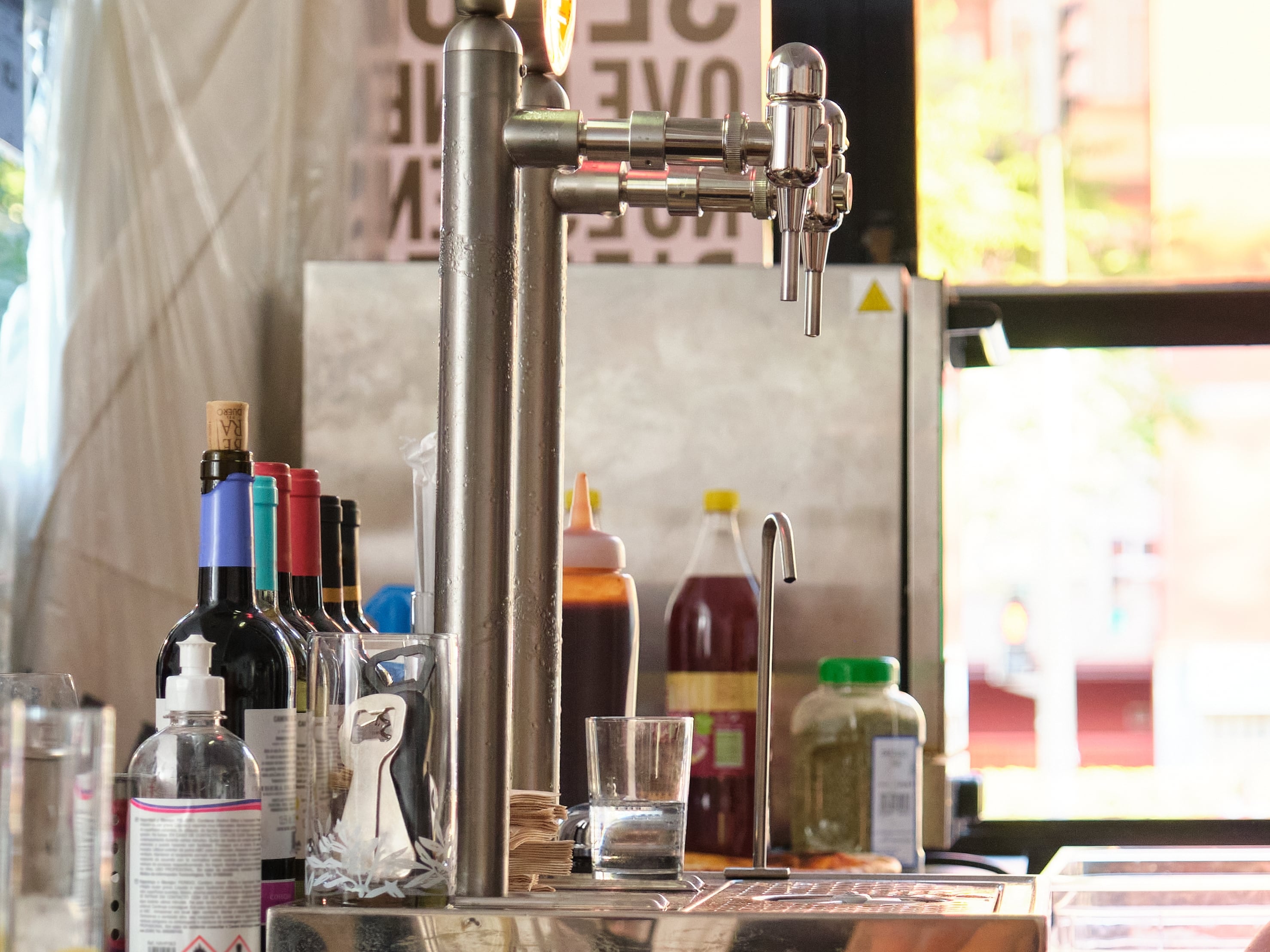 Dos profesionales de la hostelería en un bar