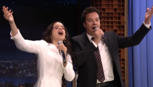 Rosalía enseña a Jimmy Fallon a interpretar su canción &#039;La Perla&#039;.
