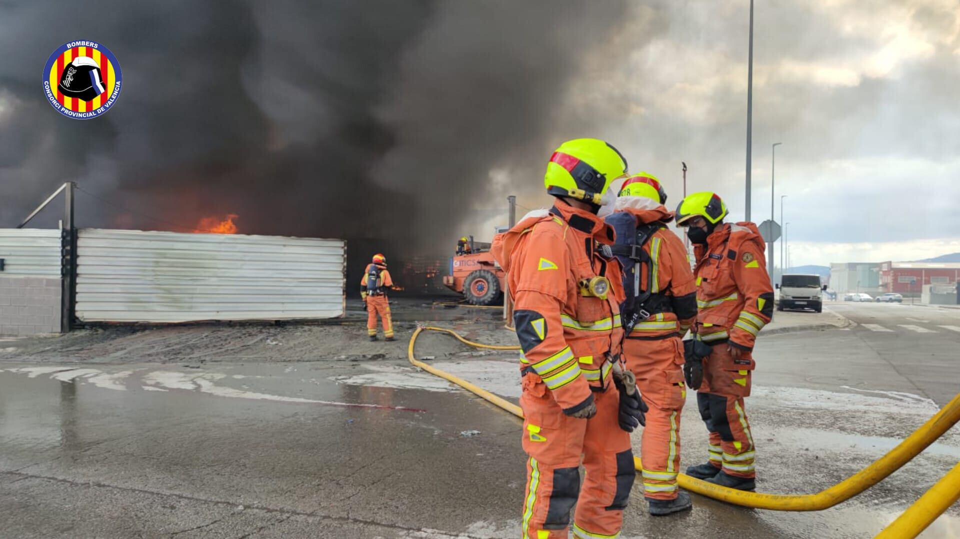 Efectivos de bomberos de Valencia trabajan en el incendio de una empresa de tratamiento de residuos de Loriguilla