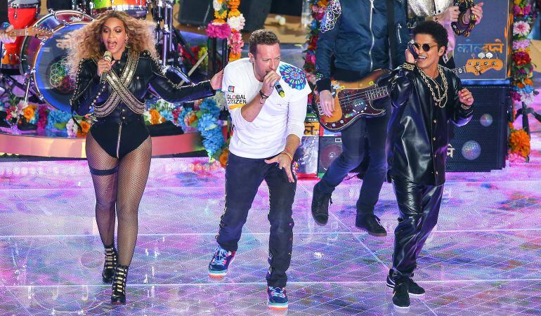 Beyoncé, Chris Martin (Coldplay) y Bruno Mars durante el &#039;Halftime Show&#039; de 2016.