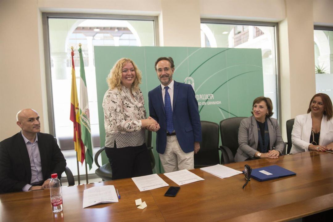 El consejero de fomento y vivienda, Felipe López junto a la alcaldesa de Motril, Flor Almón