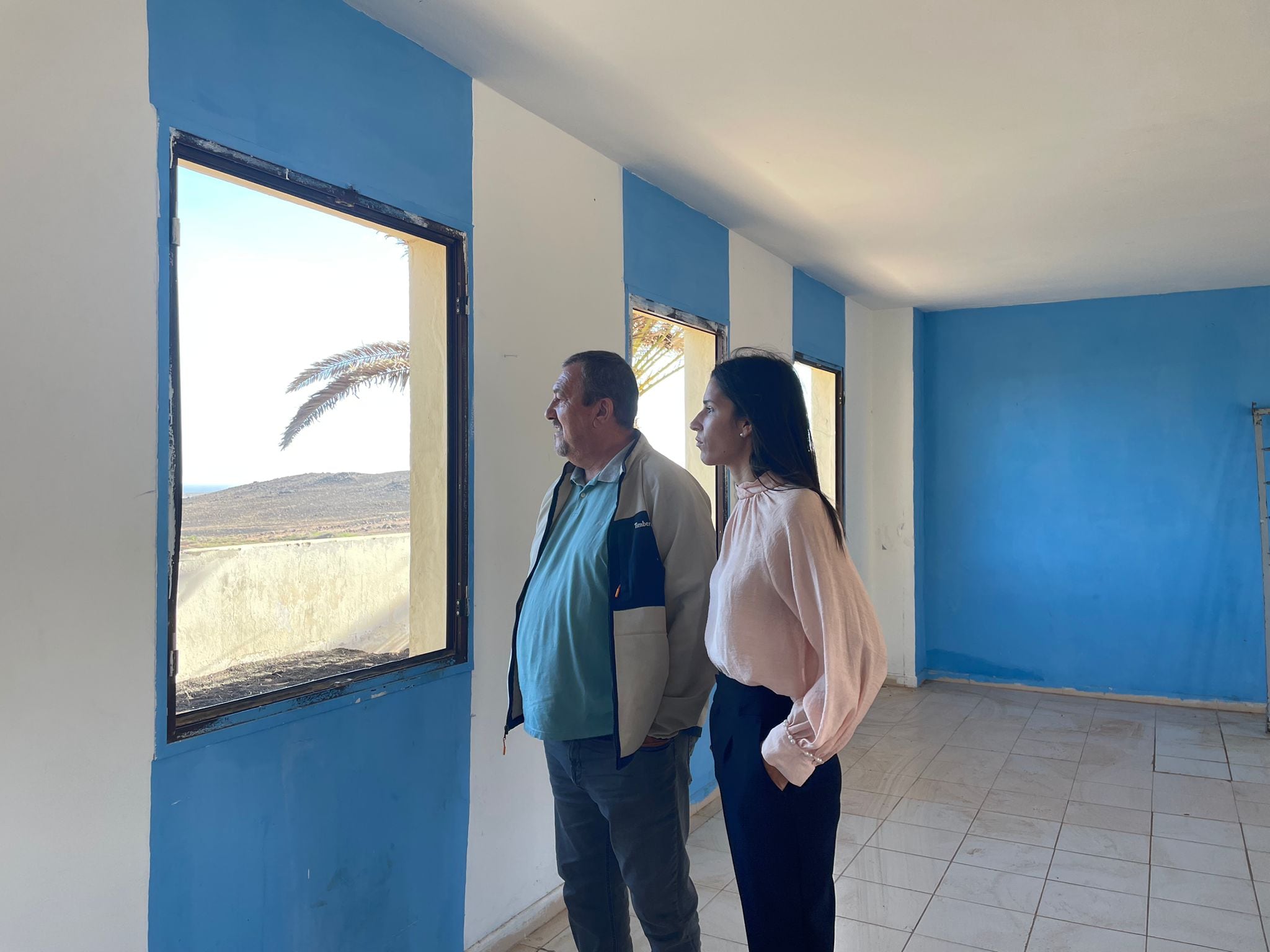 Los consejeros del Cabildo de Lanzarote Miguel Ángel Jiménez y Aroa Revelo en el albergue de La Santa.