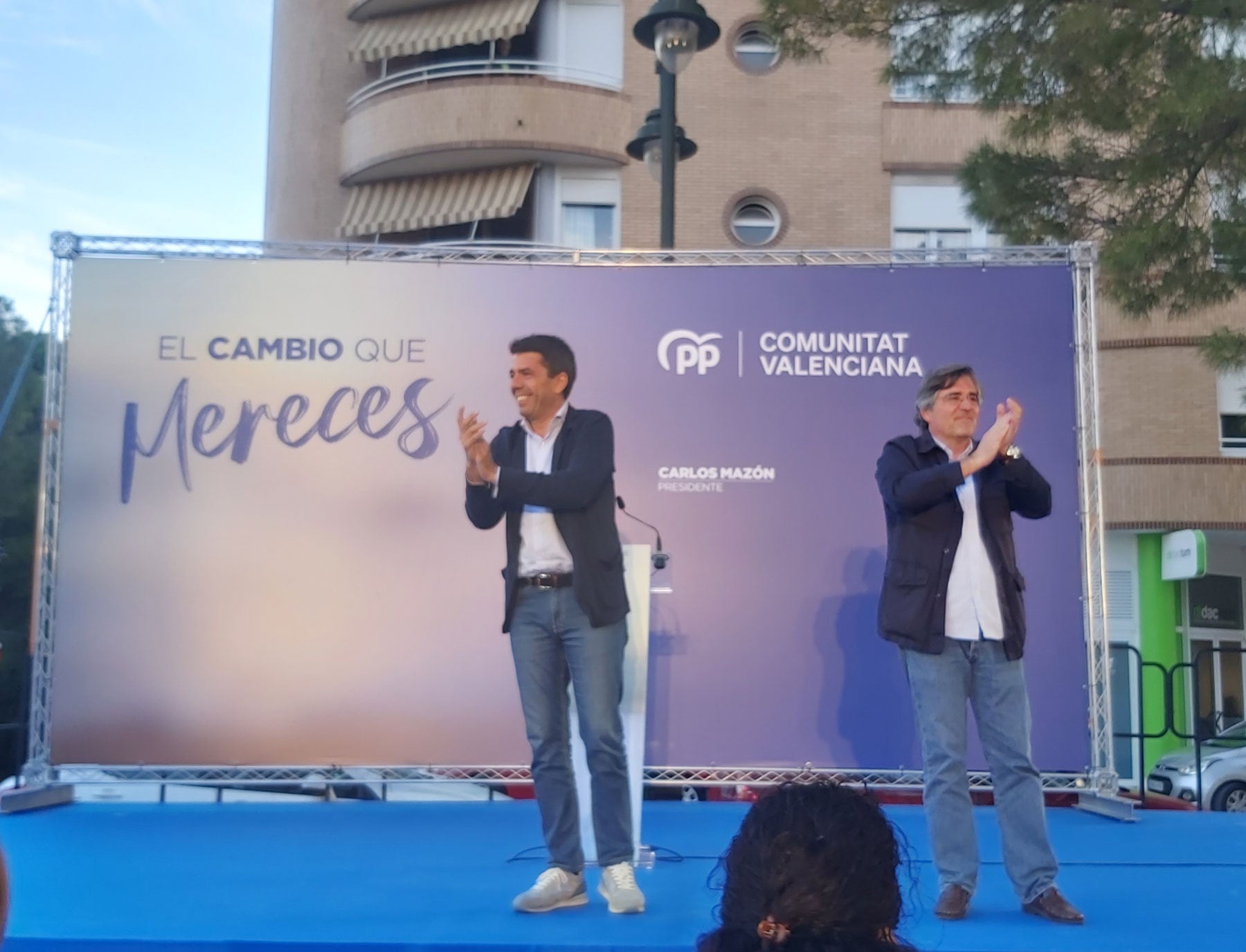 Carlos Mazón y Carlos Pastor saludan al público en el inicio del acto central de campaña de los populares en Alcoy