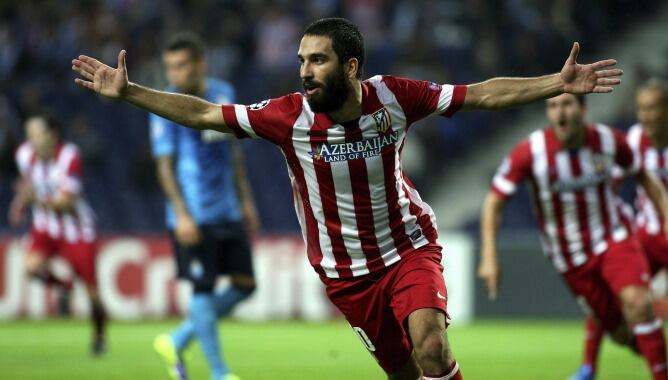 Arda Turan celebra el tanto de la victoria en el Estadio do Dragao.