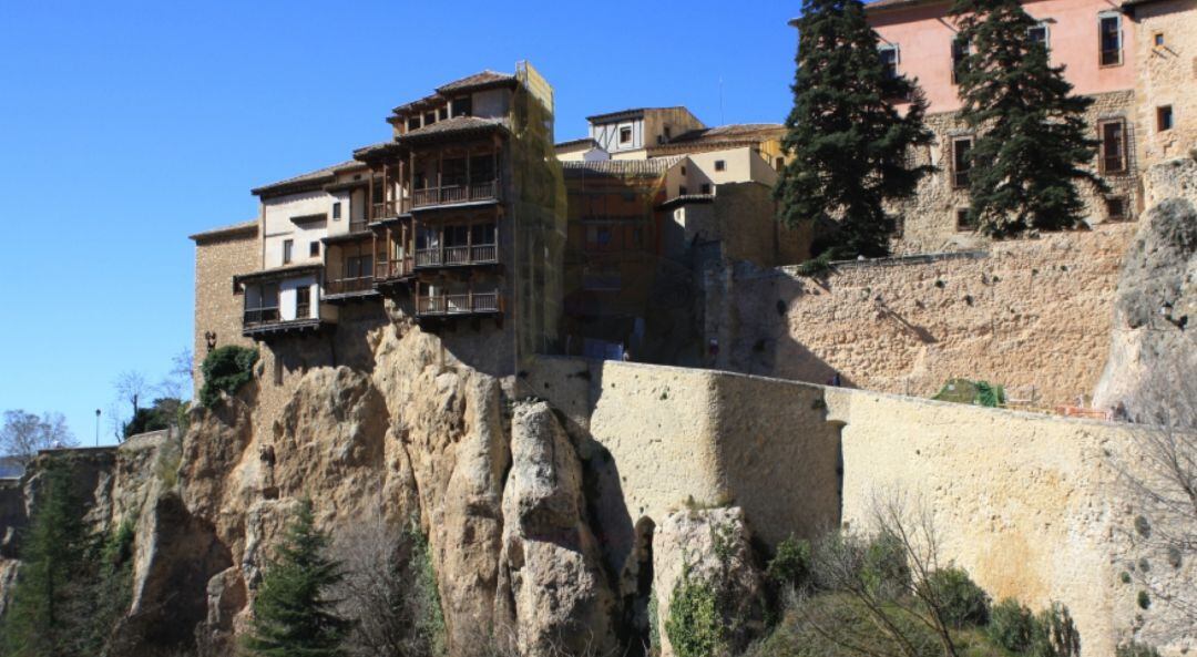 Casas Colgadas de Cuenca, junto a la calle Canónigos que baja hacia la derecha de la foto.