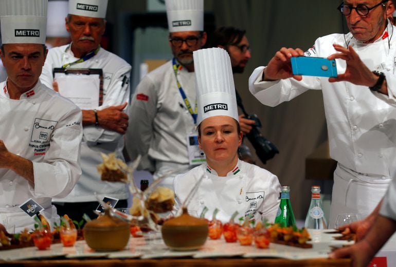 Miembros del jurado, observadno los platos durante la final europea del concurso Bocuse d&#039;Or, celebrada esta semana en Budapest.